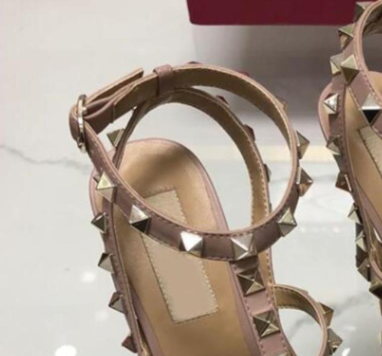 

2021 Designer Pointed with Studs high heels Shoes Patent Leather rivets Sandals Women valentine heel Top quality 35-42, All black patent leather
