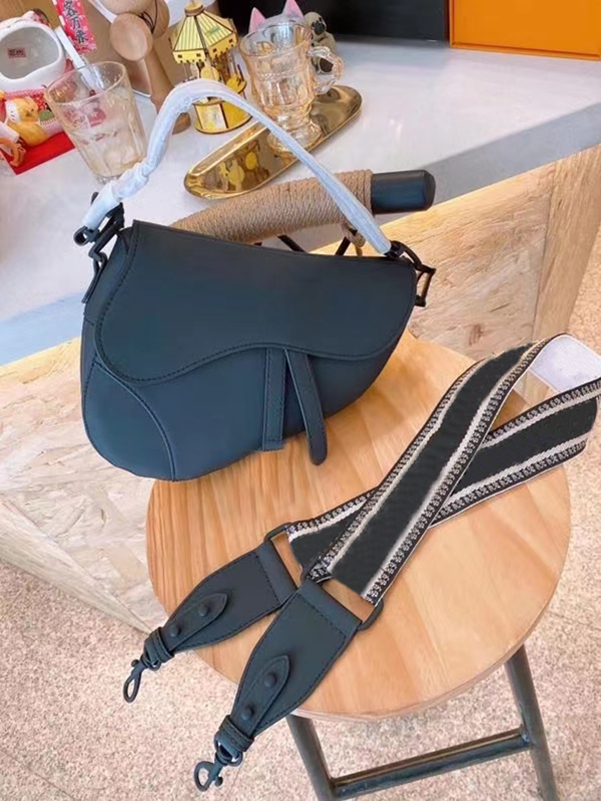 

High-quality luxury ladies must-have leather saddle bag designer classic hand-held diagonal shoulder all-in-one use, Make up the difference