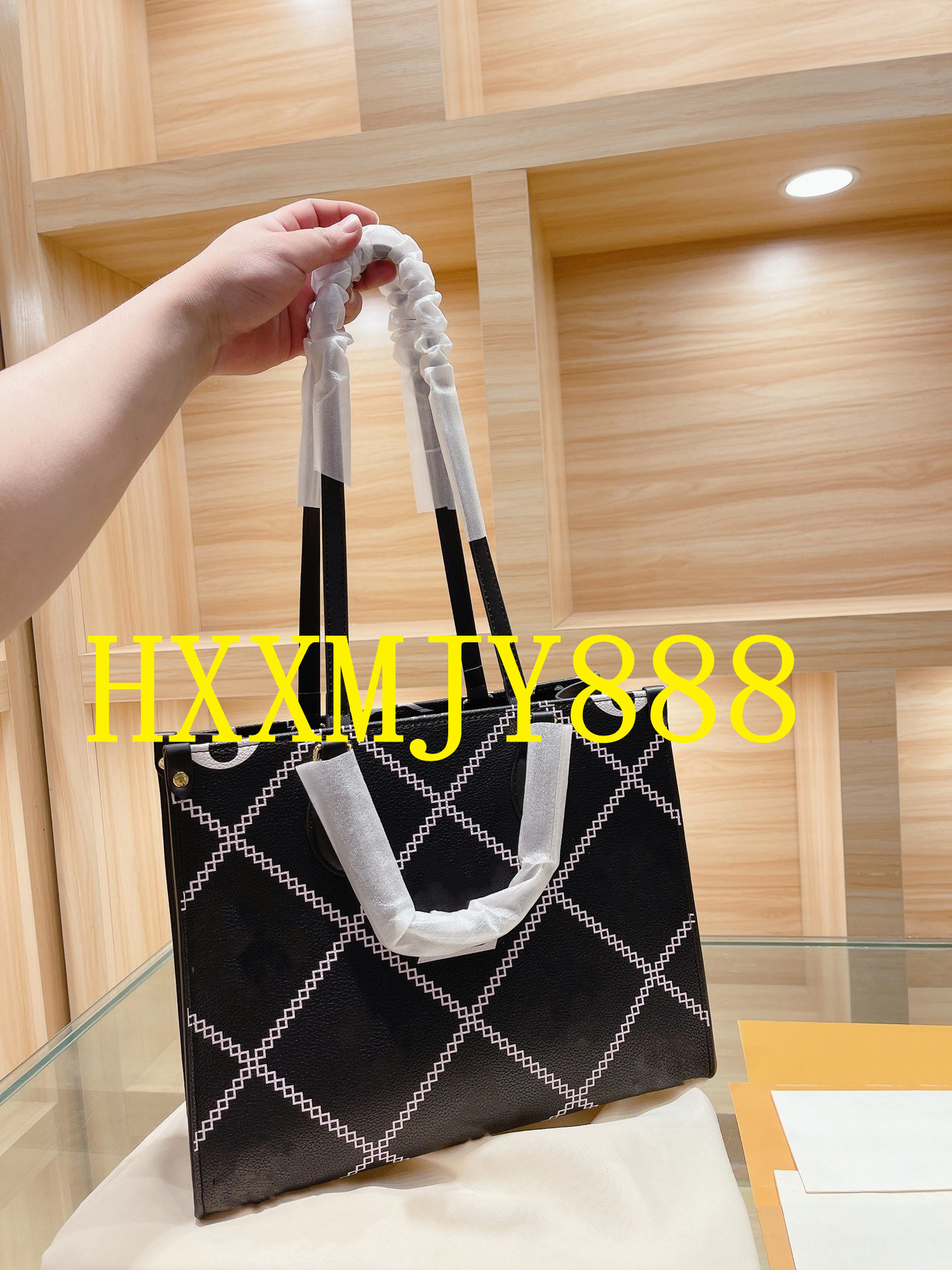 

2022 News High Quality Leather Luxury Designers Bags Corrugated Border Cosmetics Exquisite Cosmetic Women Cosmetics Clutches Wallets Shoulder Handbags 35*28CM, Gift
