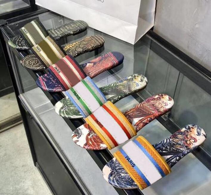 

2020 luxury Designer Sandals Summer Flat Slipper fashion beach woman Cartoon Big head Slipper Rainbow letters slippers Large size 35-42 box, Black