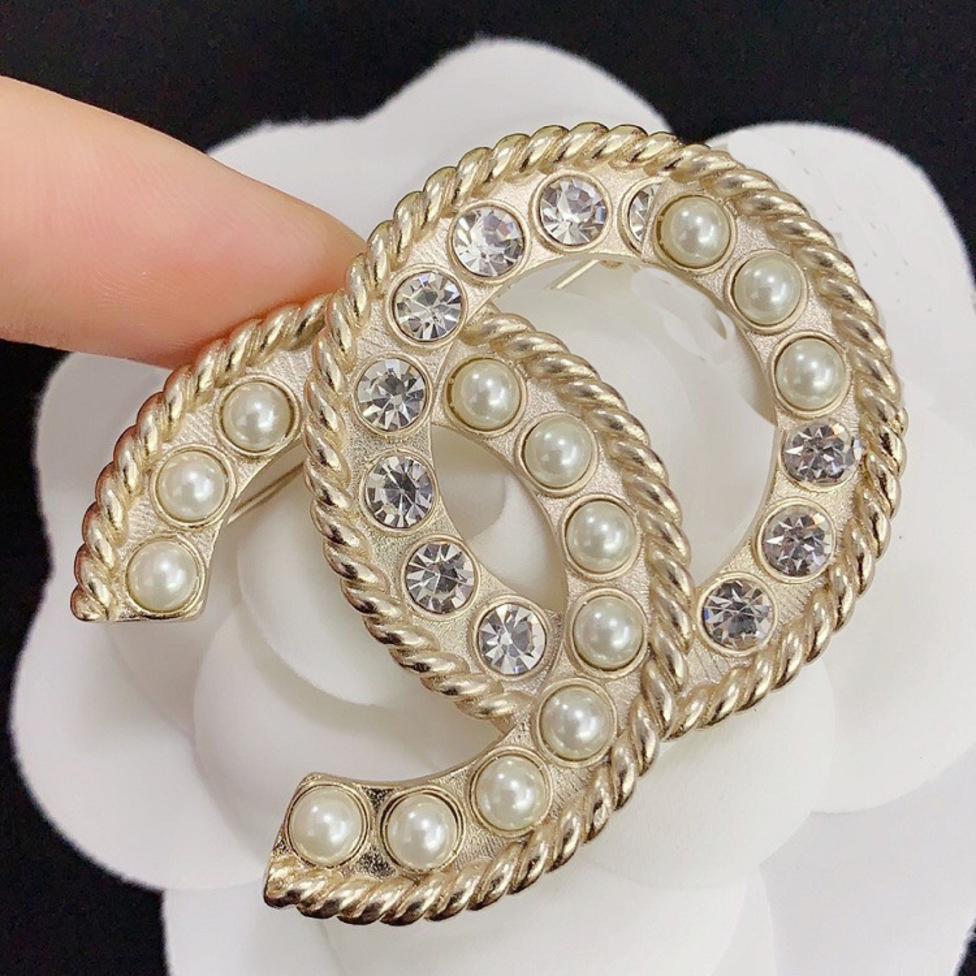 

Xiangjia xiaoxiangfeng 20 new Brooch female pearl diamond decoration light luxury sweater coat pin accessories, Gray