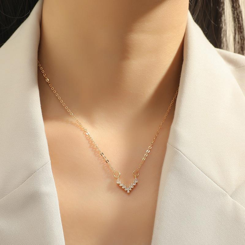 

Chains High-quality V Pendant Necklace Women's Light Luxury Niche Design Retro Clavicle Chain Star Same Style