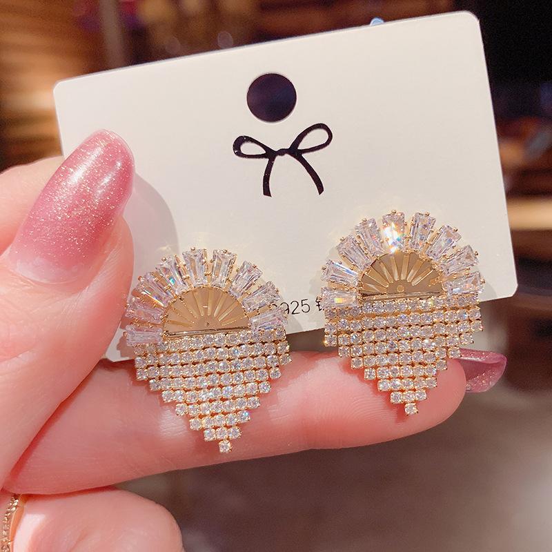 

Dangle & Chandelier Accessories Crystal Heart Stud Earrings For Women Fashion Jewelry Elegant Cute Small Zirconia