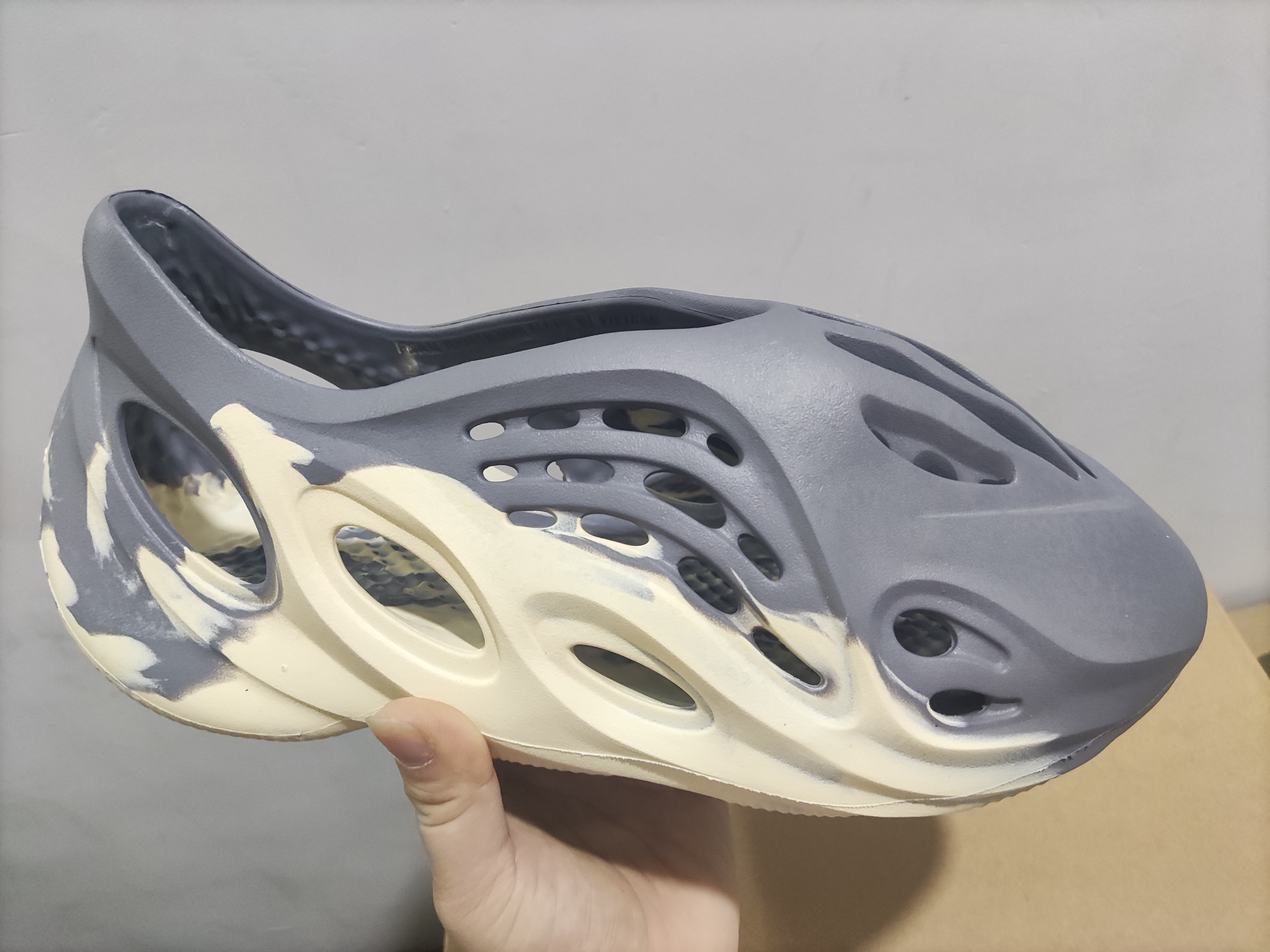 

2021SS Foam Runner Moon Gray Ararat MXT Men Women Slippers Bone Resin Desert Sand Earth Brown Flat Beach Sandals With Box, Black