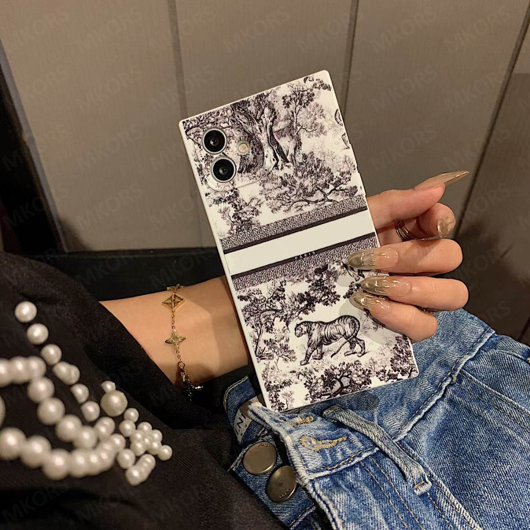 

De Luxe Square Phone Cases for iPhone 12 mini 12pro 13 13pro 11 Pro 11pro X Xs Max Xr 7 8 Plus Fashion Forest Tote Animals Print Cover Back Skin Case, Black