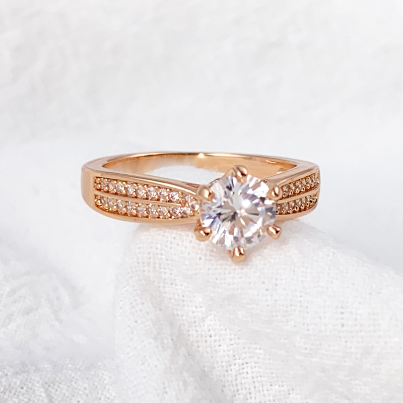 

Classic Forever Love With Side Stones Rings Women Prong Setting Zircon Ring Exquisite Promise Of Marriage Engagement Bridal Jewelry Box Wholesale 2 Colours