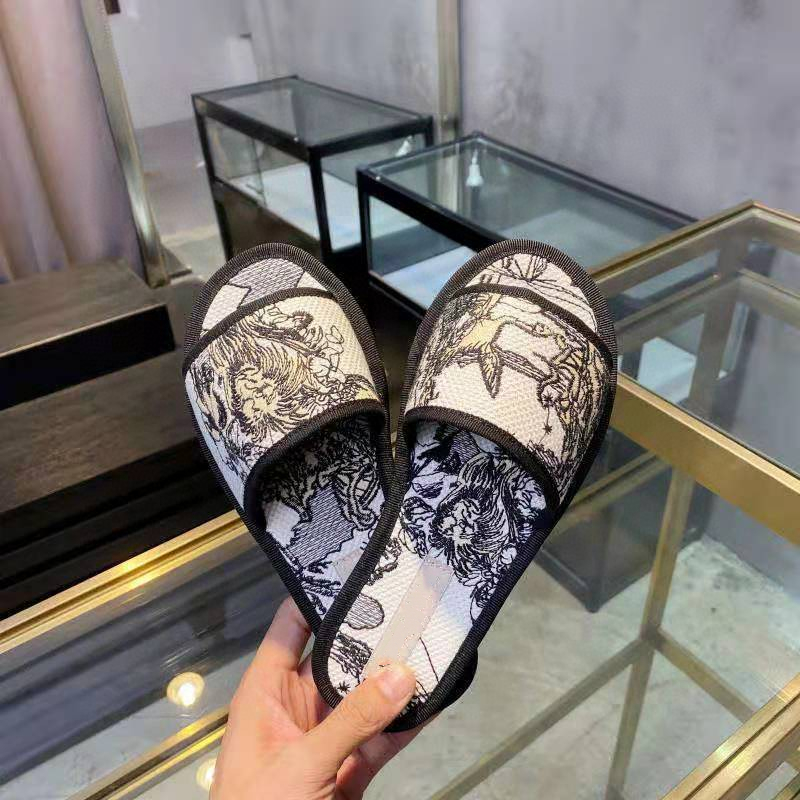 

Summer fashion luxury woman beach slippers Leather Cartoon Big Head Slippers Designer Flat shoes Hotel Letters Metal Lock head slippers, Black