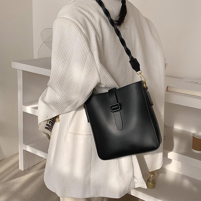 

Black Shoulder Bag For Women 2021 New Korean Fashion Simple Temperament All-match Lady Crossbody Bag Casual Female Bucket
