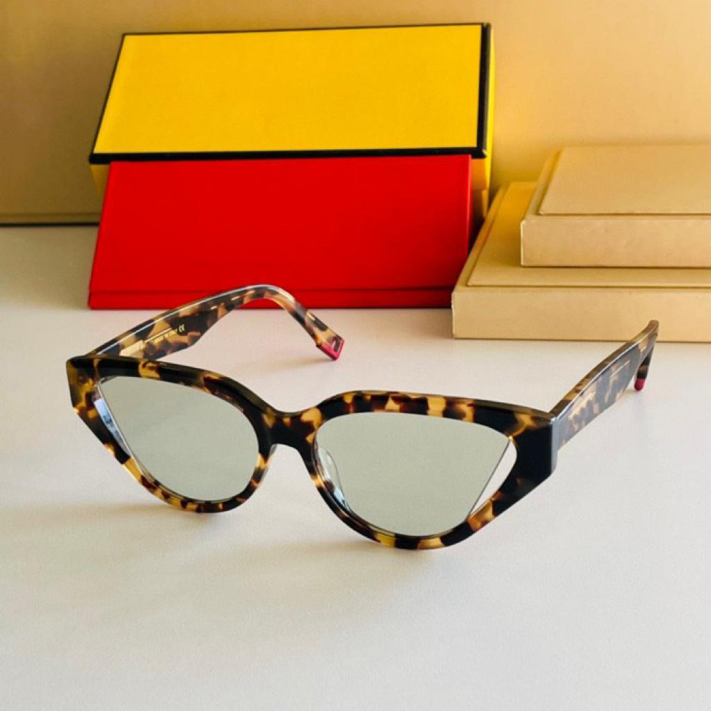 

Sunglasses For Men and Women Summer Cat Eye 002V style Anti-Ultraviolet Retro Plate Plank Special design Full frame fashion Eyeglasses Random Box