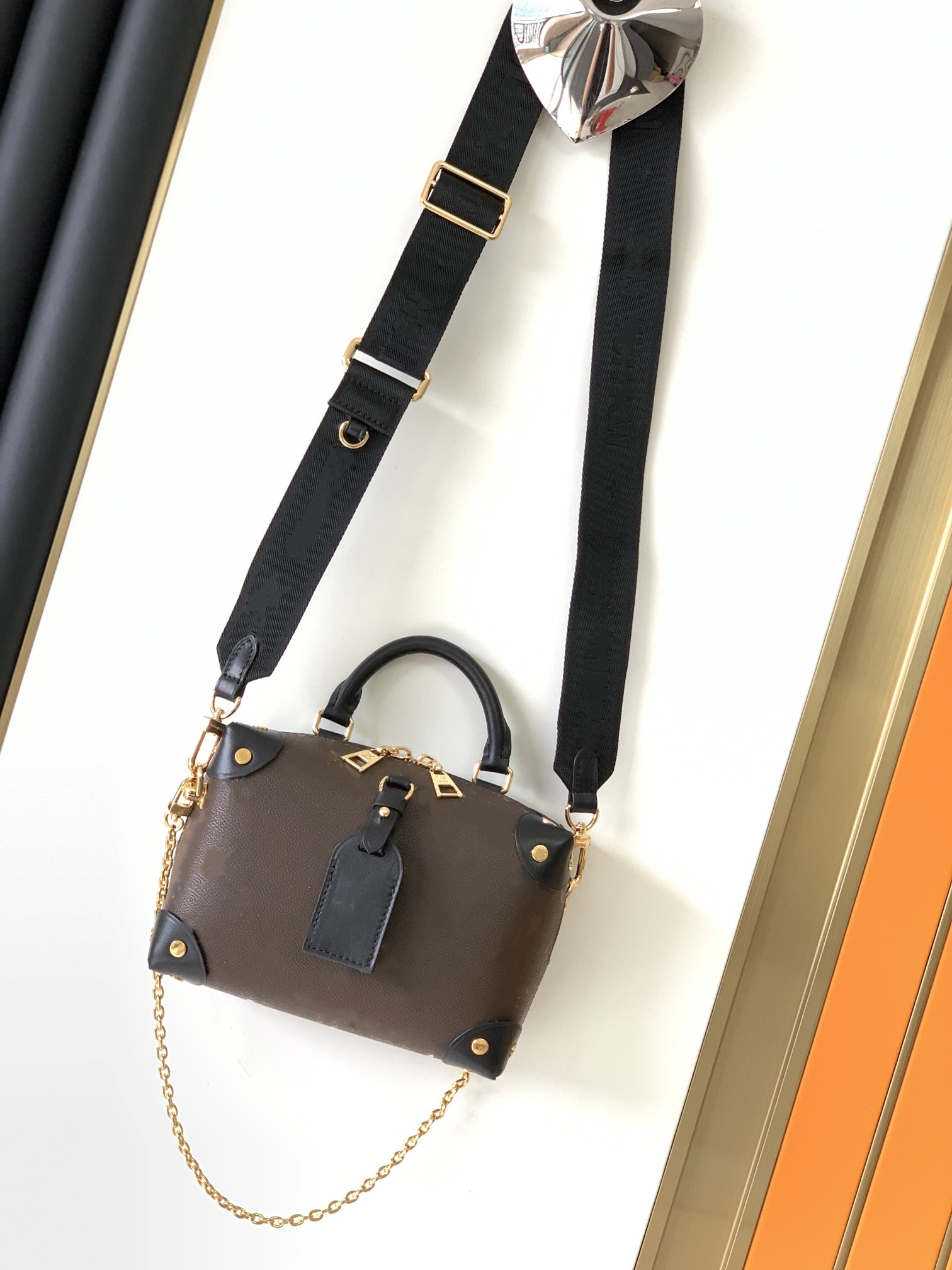 

2021Luxurys Designers Flower symmetrical mini soft trunk Bags genuine leather Bucket Shoulder Pouch Women CrossBody fashion Cross Body handbag bags, Black embossed