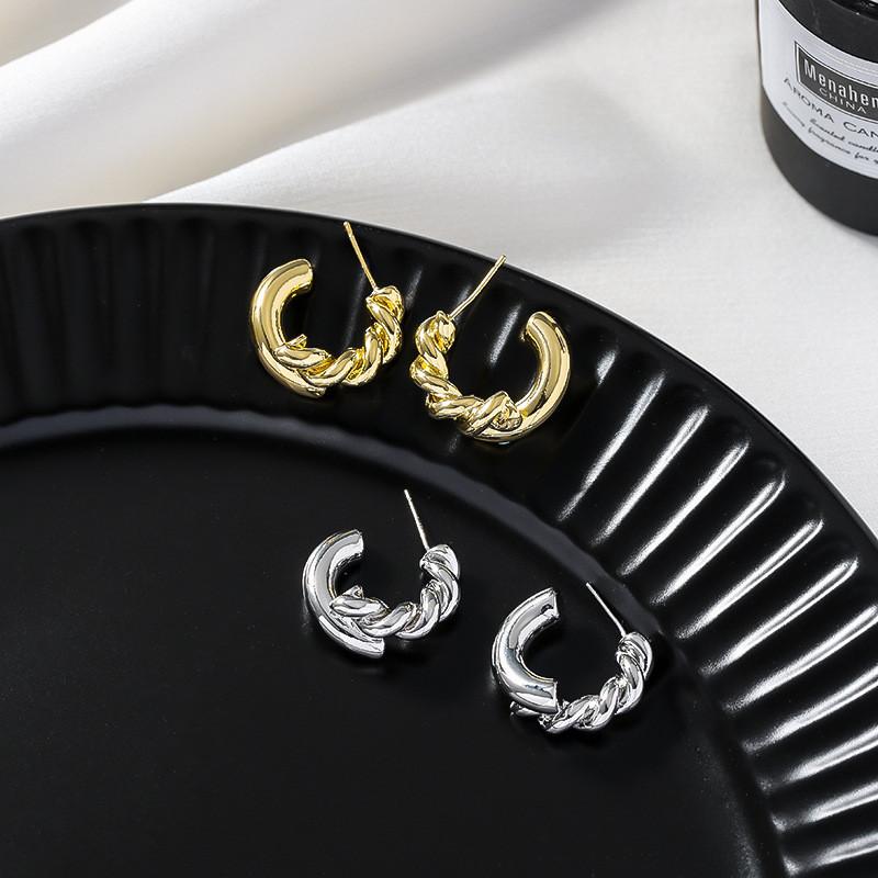 

2021 New Korean Round Vintage Irregular Twist Metal Hoop Earrings For Women Fashion Jewelry Party Trendy C Shape Oorbellen