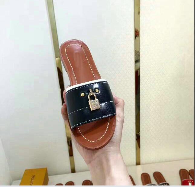 

Summer fashion woman beach slippers Leather Cartoon Big Head Slippers Flat shoes Hotel Letters woman Shoes Metal Lock head slippers 35-42 gr, Black