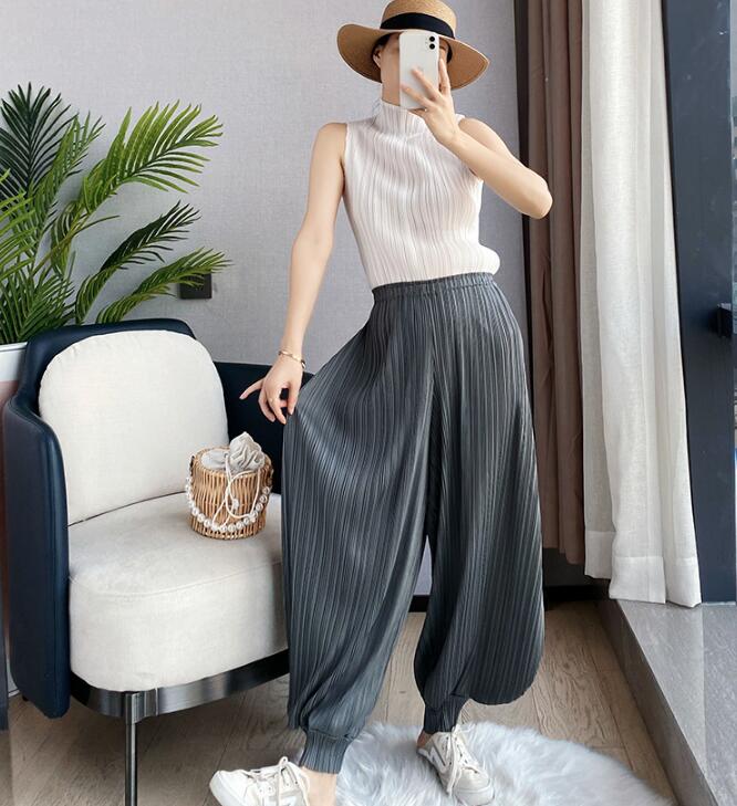 

Luxury quality Issey women's pleated cropped bloomers, Black;white