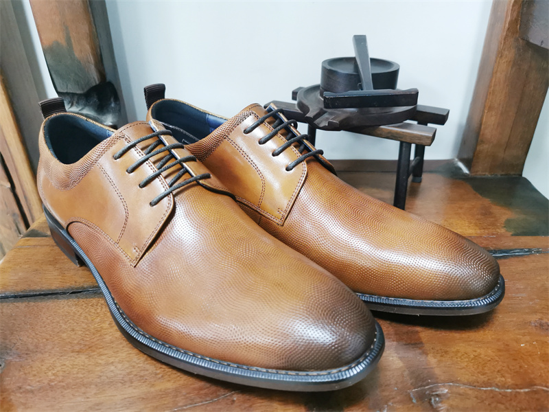 

designer men's leather shoes with cowhide pressure lizard skin grain, mouth bag soft sponge, lace can be adjusted without sacrificing t, Black