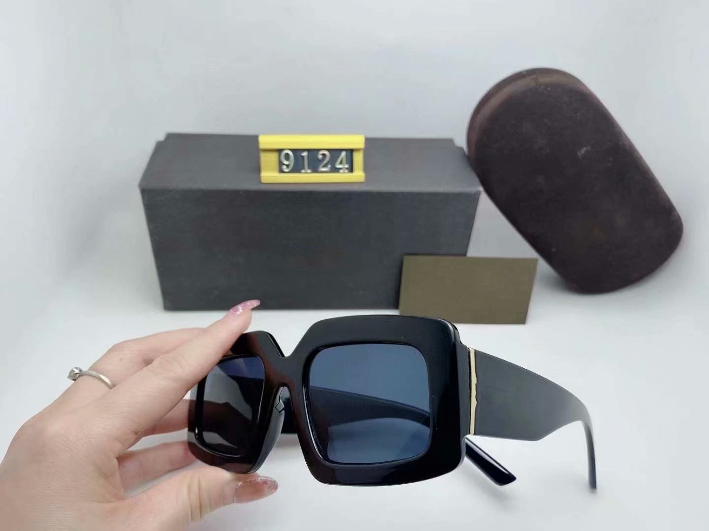 

Fashion Couple Luxurys Designers Sunglasses For Women Mens Designer Sun Glasses Outdoor Drive Holiday Summer Polarized Woman Sunglass Box