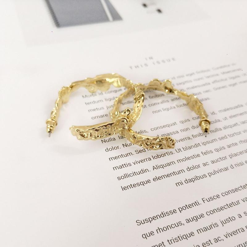 

Hoop & Huggie DAVINI Minimalist Geometric Big Earrings Irregular Golden Statement Stud For Women Female Fashion Jewelry MG173