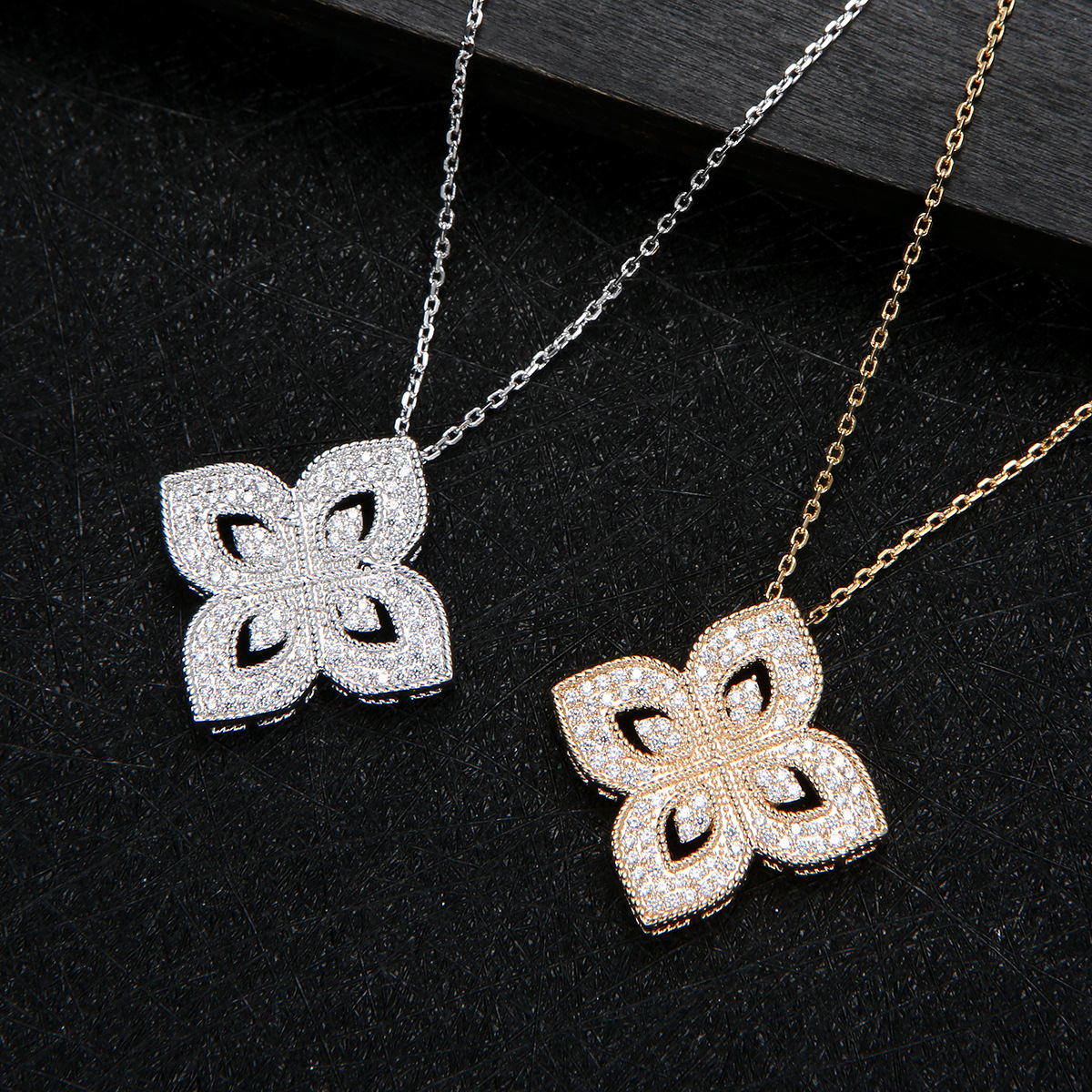 

New Women Clover Necklaces Iced Out Pendants Link Chain Jewelry Gold Silver Fashion Cubic Zirconia Rhinestone Four Leaf Flower Pendant Necklace Gifts for Girls