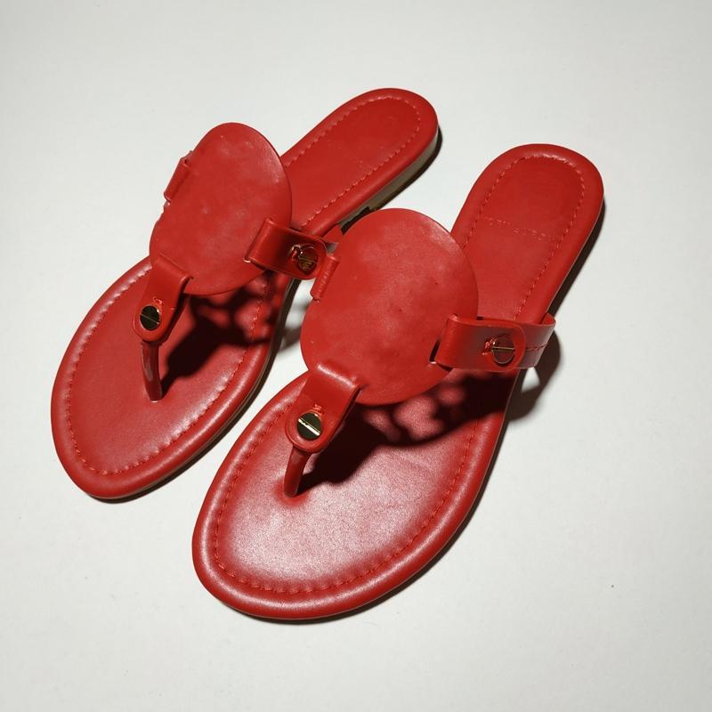 

2021 High quality designer 10 color hollow out flip flops suitable for wearing rubber sandals, wear - resistant slippers in summer indoo with box, Black