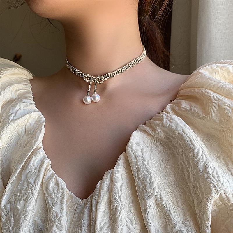 

Pendant Necklaces South Korea East Gate Full Drill Bowknot Necklace Female Minority Pearl Design Sense Clavicle Chain, Silver