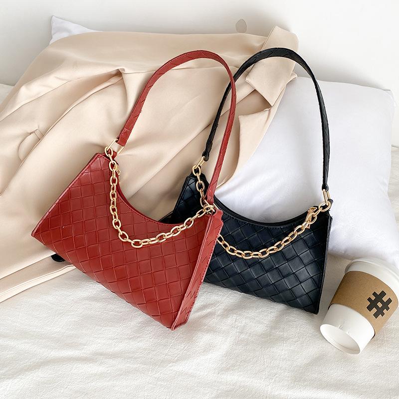 

The new 2021 one-shoulder stiletto bag is a small square bag