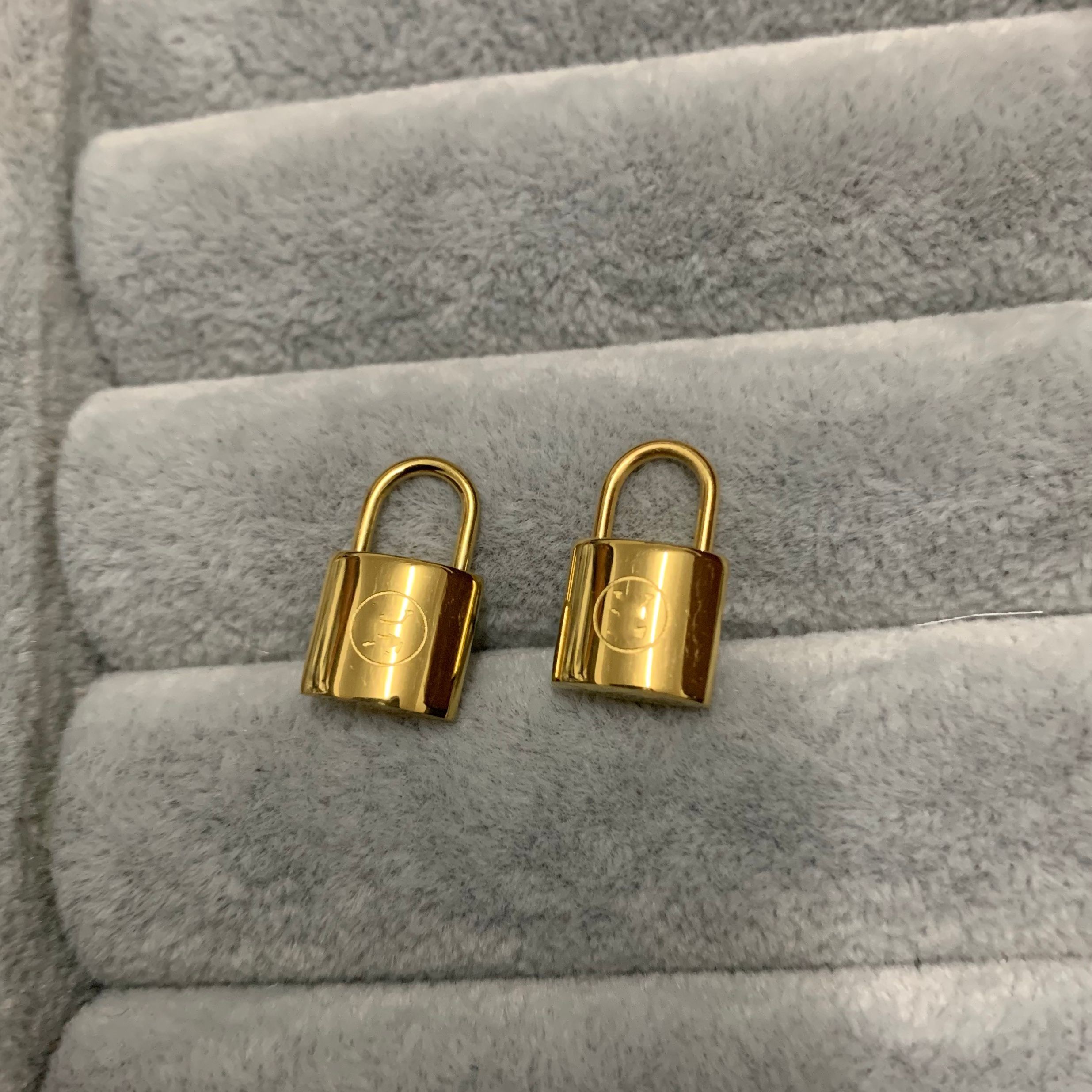 

Easy chic dangle Christmas gift Never fading black lock love Studs Gold plated Stainless Steel Earrings Fashion Mud Drill Drop Oil stud Women Engagement Jewelry