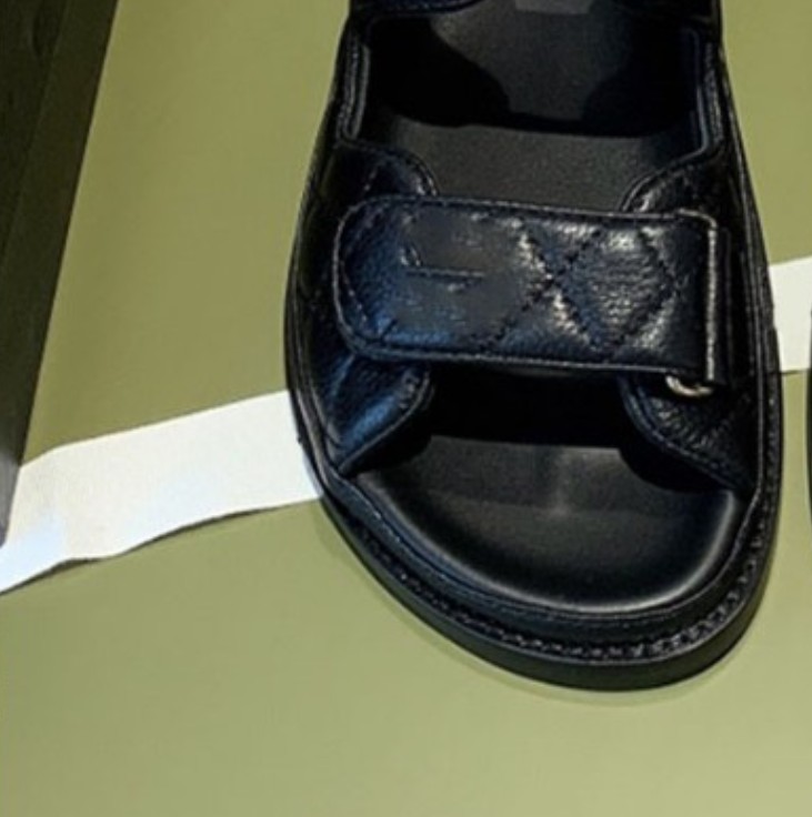 

2022- Designer Women Sandals Black White Grid Pattern Magic Stick Shoes Versatile Casual Sports Sandal Velcro Flat Stylist Shoe