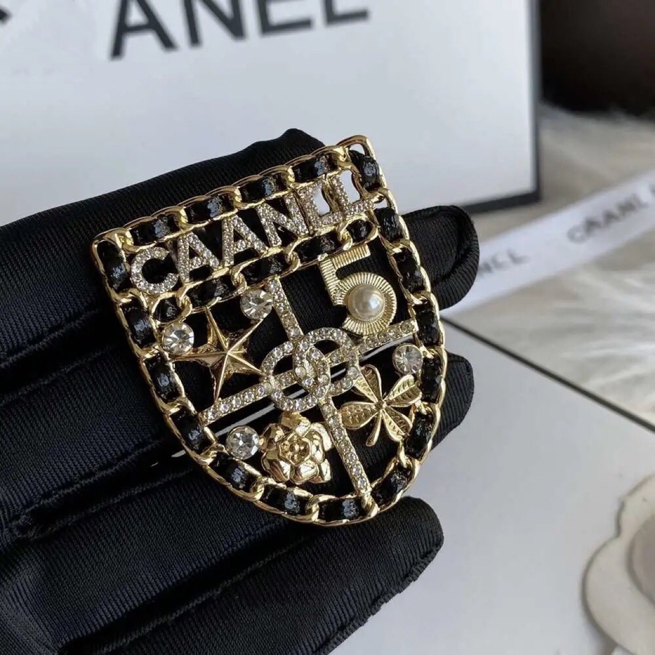 

Chinese style Korean version simple Baroque hollow out pin suit sweater shield Brooch small fragrance micro inlaid with diamond letters1, Gray