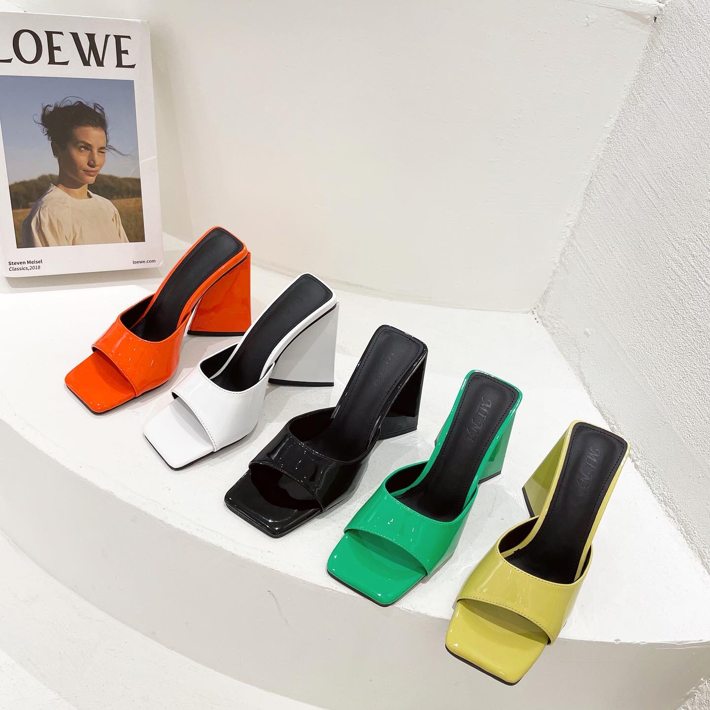 

2021 summer new fish mouth women's shoes patent leather square head thick heels are fashionable, and open toe high-heeled slippers are worn outside, White