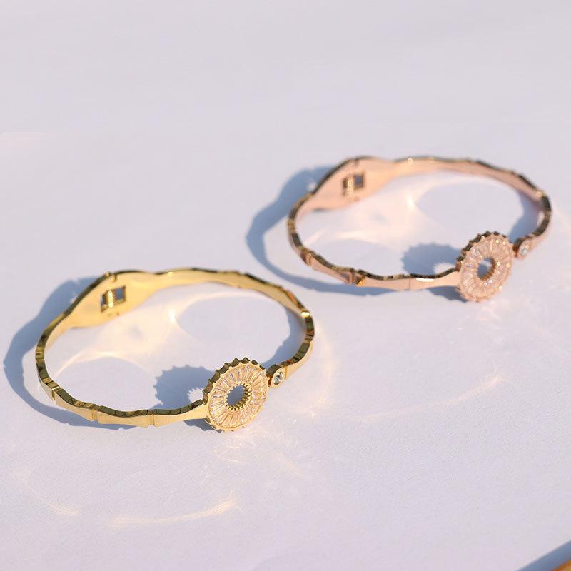 

Bangle Plated 18K Gold Stainless Steel Bracelet Female Personality Fashion Rose Diamond Does Not Fade Classic Jewelry Women