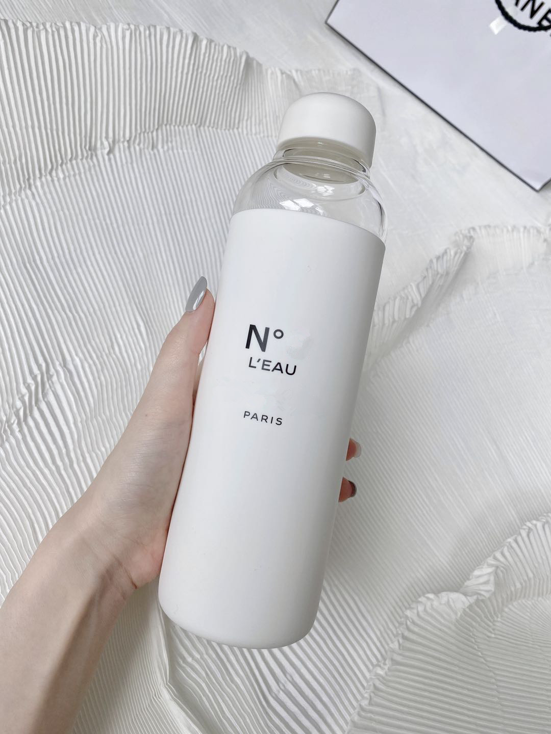 

No. 5 Factory Series Large-capacity Water bottle 590ml Water Cup Glass Bottle Frosted Cup Holder With Gift Box Packaging White Kettle VIP gift glass thermos