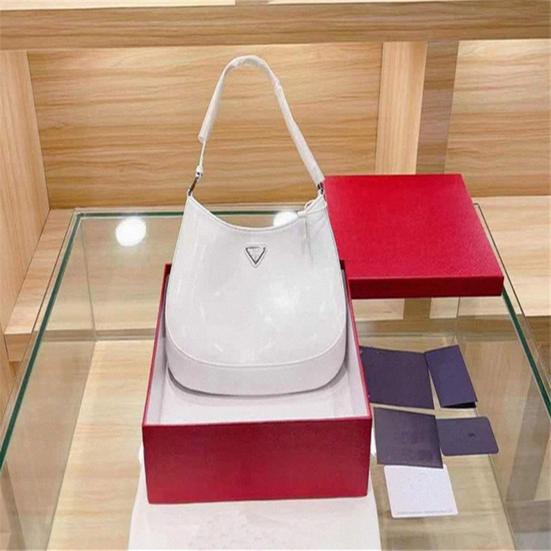 

2021 show fashion Cleo underarm handbag high quality messenger bag heart decoration q32i#
