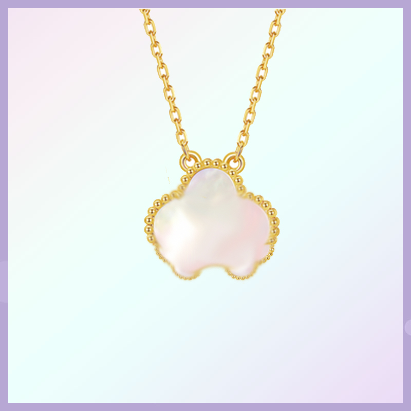 

Classic 18-karat Gold Lucky four-leaf clover necklace with stylish personality