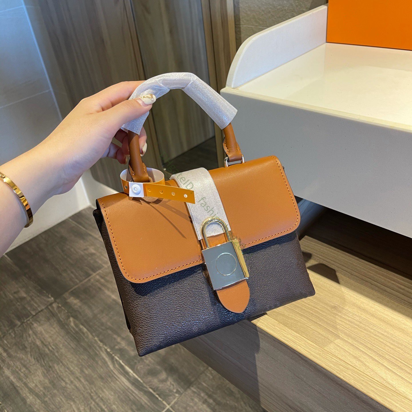 

Caviar Lock cross body shoulder hasp hot women causal lbag lady wallet letter handbag popular totes locky girl handbags long square purse Genuine Leather top quality, Color q
