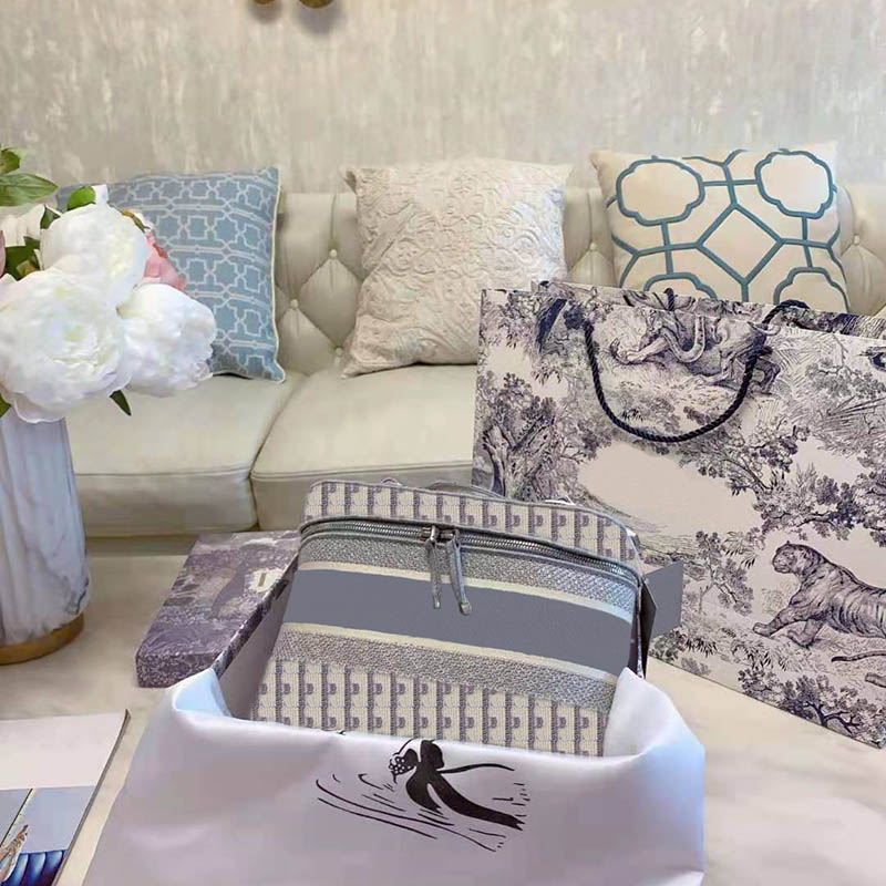 

High quality lady cosmetic bag lady casual handbag fashion presbyopic bag with paper box dust bag