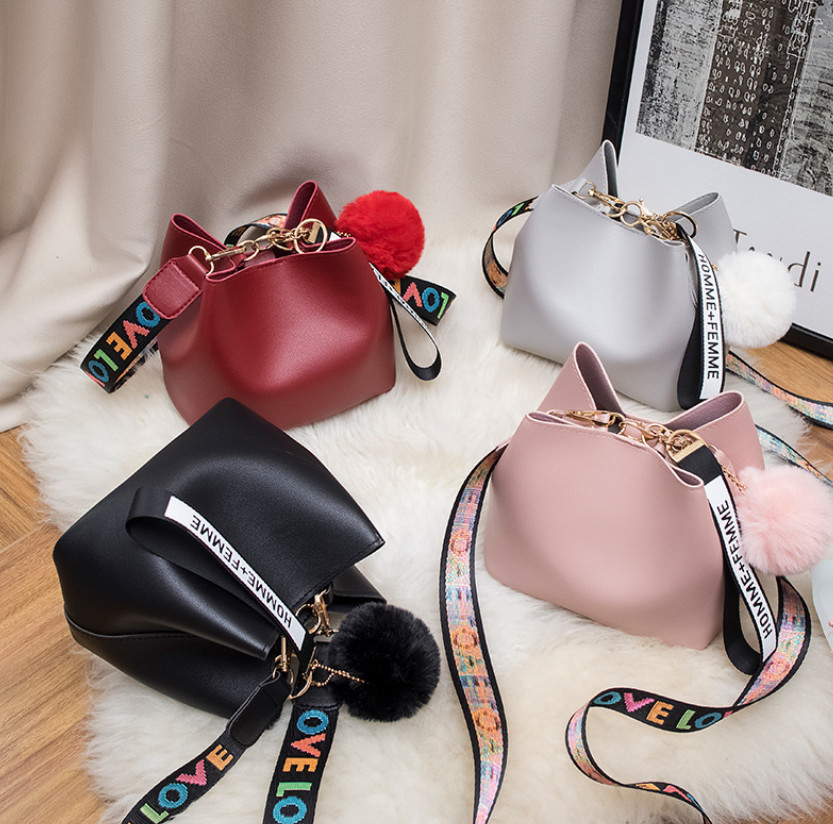 

Designer Girls PU leather bucket bag 2021 new kids love letter strap one shoulder bag women pompom handbag A5950, Black