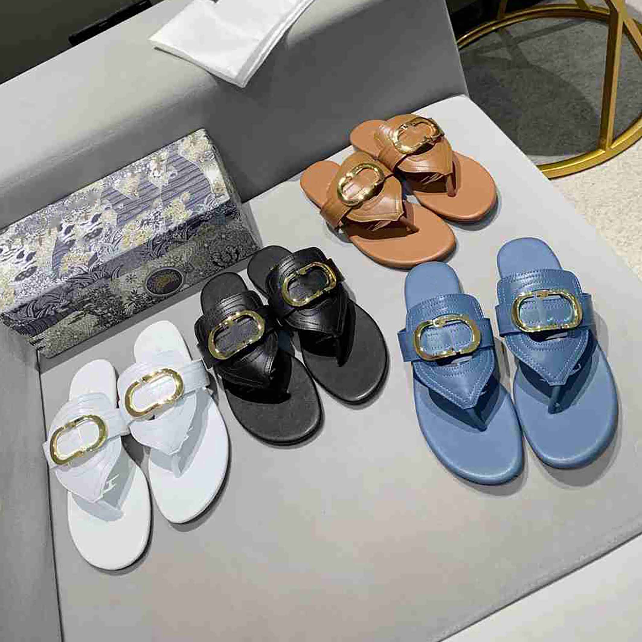 

Bright leather slippers Luxury flat sandal design embroidery black slippers shallow beach leisure indoor lace lock box full set of accessories