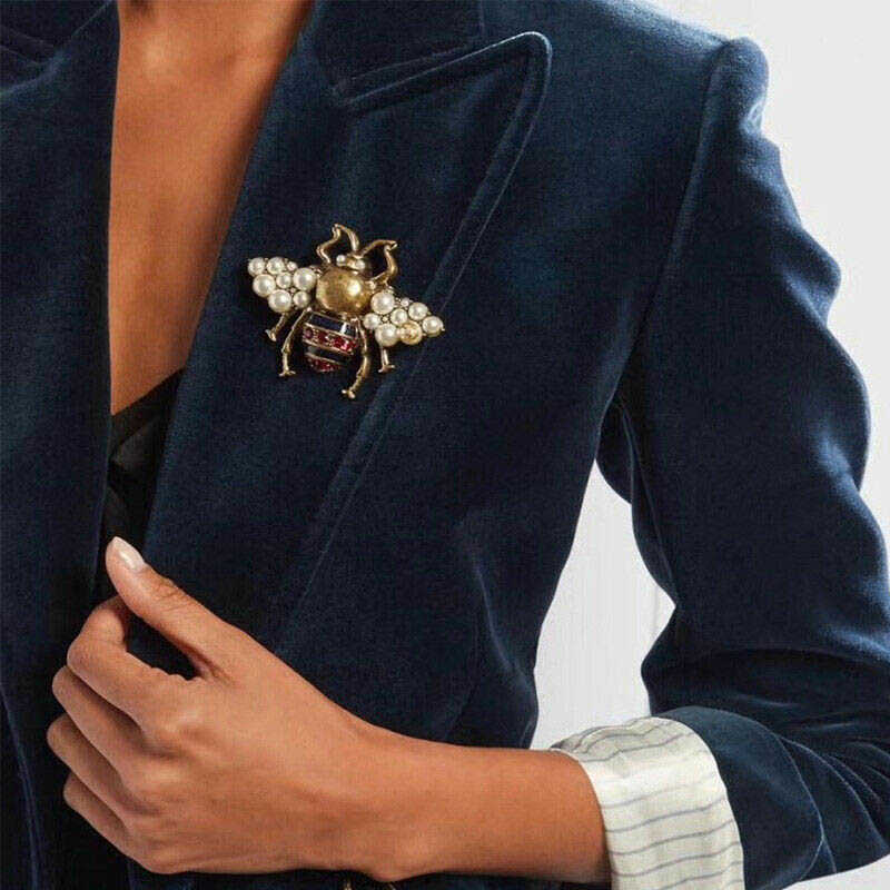 

Retro Gold Color Rhinestone Bee Brooch Pin Pearl Flying Insect Brooches for Women and Men Honeybee Corsage Unisex Clothes Broach H1018