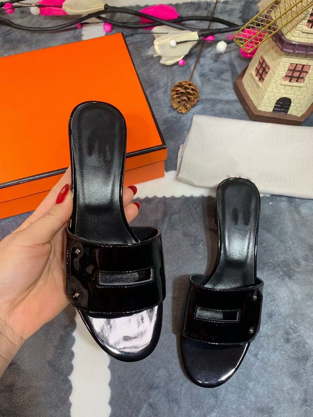 

Fashion Paris Womens Beautiful Scuffs Shoes Summer Beach Slides Girls Flat Slippers Ladies Flip Flops Loafers with h kjhh002