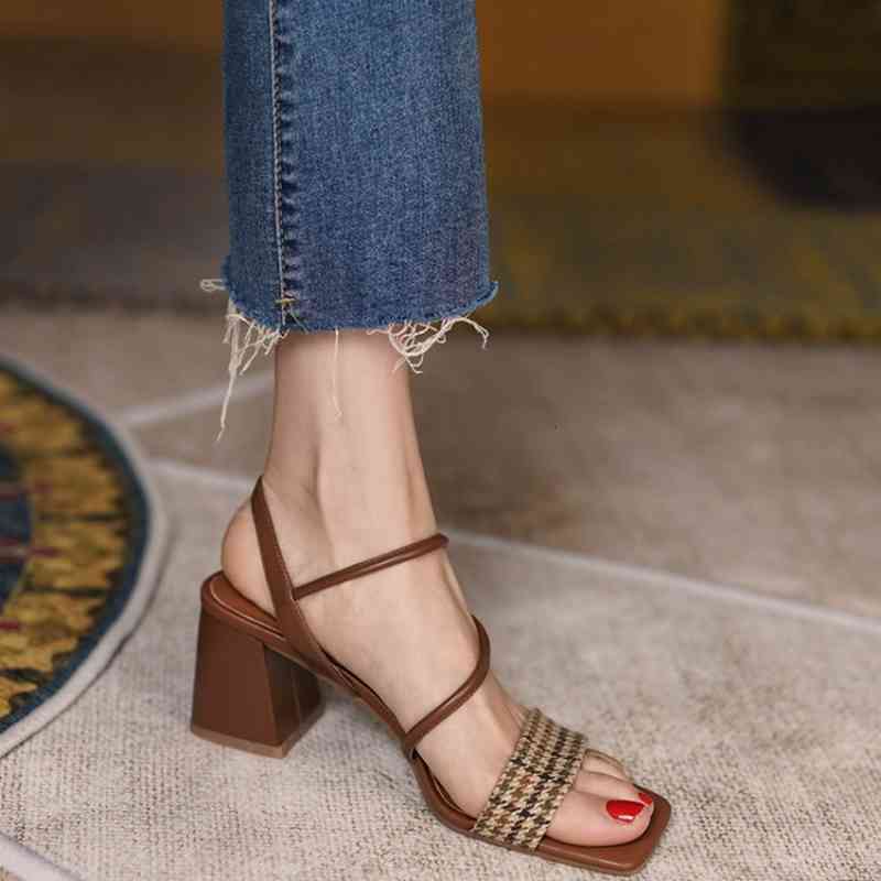

Sandals Novo verão sandálias femininas dedo do pé aberto salto quadrado banda estreita sapatos femininos marrom retro fivela cinta de tecido CADD, 1# shoe box
