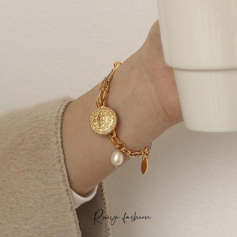 

Charm Bracelets Fashion Embossed Round Brand Natural Pearl Bracelet Designed For Women Retro Bump Coin Chain Jewelry Gifts
