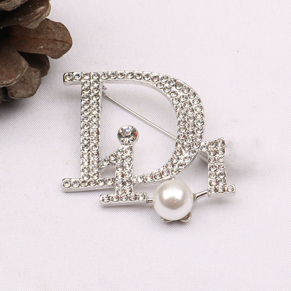 

Korean letter D family Brooch female inlaid with diamond natural fashion generous Pearl Brooch sweater coat pin3, Gray