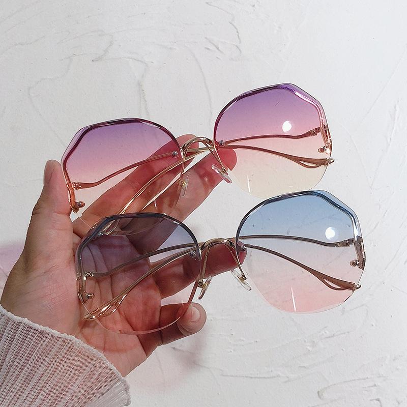 

Sunglasses Oulylan 2021 Fashion Tea Gradient Women Ocean Water Cut Metal Lenses Curved Temple Woman UV400