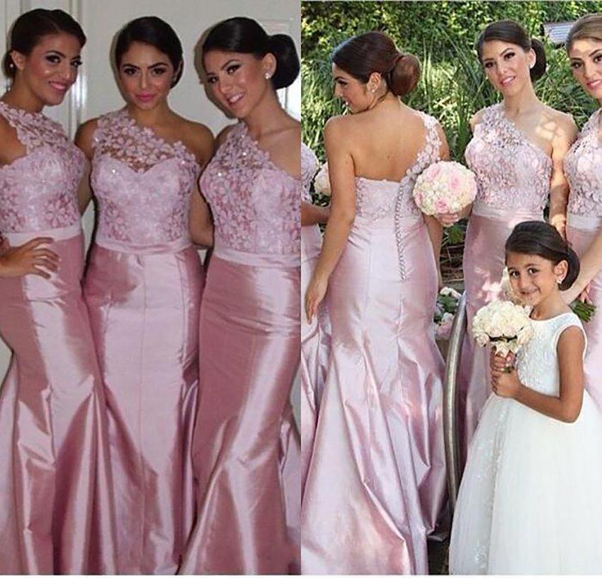 

Pink Bridesmaid Dresses One Shoulder Lace Applique 2021 Satin Ribbon Custom Made Mermaid Country Wedding Party Sweep Train Plus Size Maid of Honor Gown vestidos