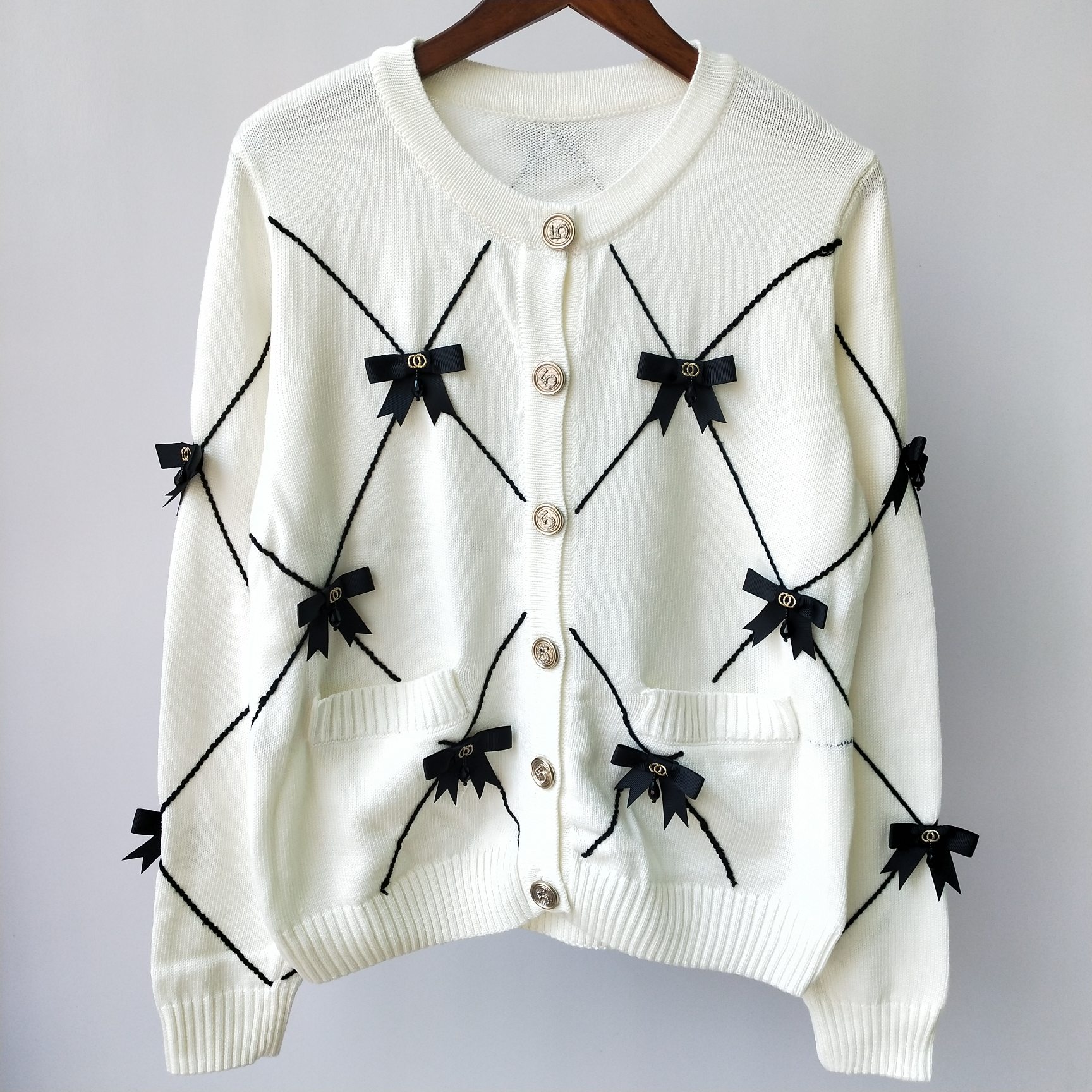 

Shipping Free 2021 Autumn White Solid Bow Applique Print Autumn Women' Cardigan Brand Same Style Women' Sweaters DH518