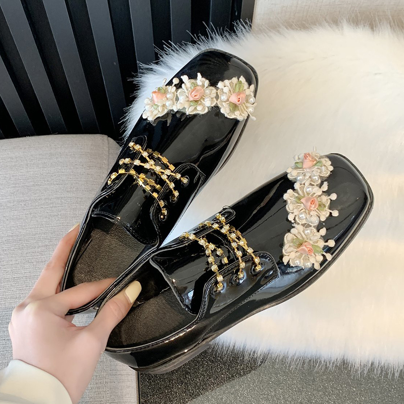 

2021 New Sweet Flowers Patent Leather Women Fashion Crystal Chain Low Heel Pumps Woman British Style Pearl Shoes Ladies D924, Yan tiao kuan