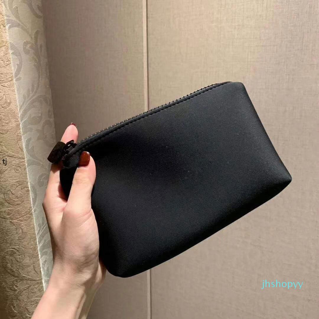 

Latest Vip Gift Good Hand Feeling With Logo Makeup Bag Lipstick Clutch Holder Travel Toiletry Fashion Storage Bags With Boxfree Shipping l