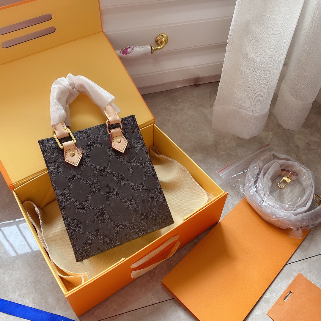 

The tasteful style of leather For mobile phones and headphones and other small fashion bags 14/17/5cm, Brown