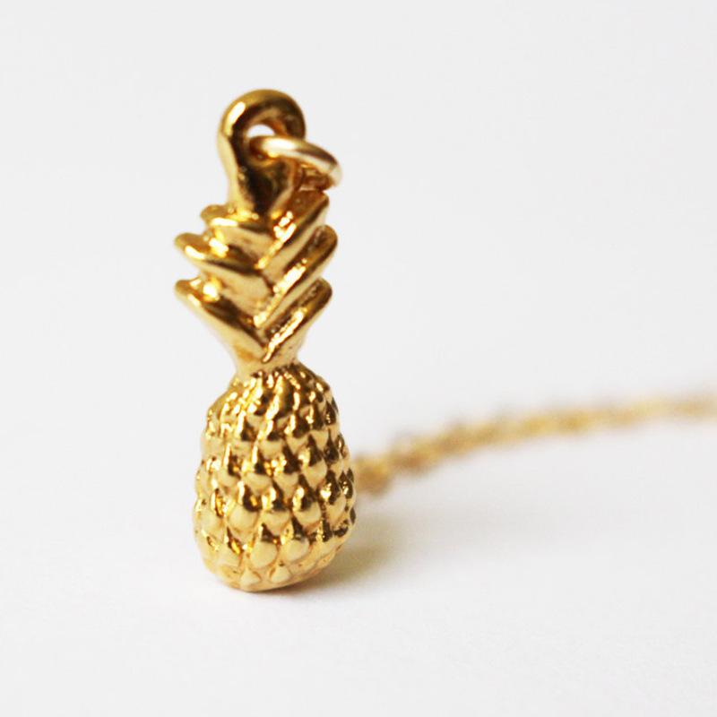 

Chains Fashion 3D Summer Alloy Pineapple Pendants Necklaces For Women Gold Metal Engraved Clavicle Chain Design Jewelry Gift
