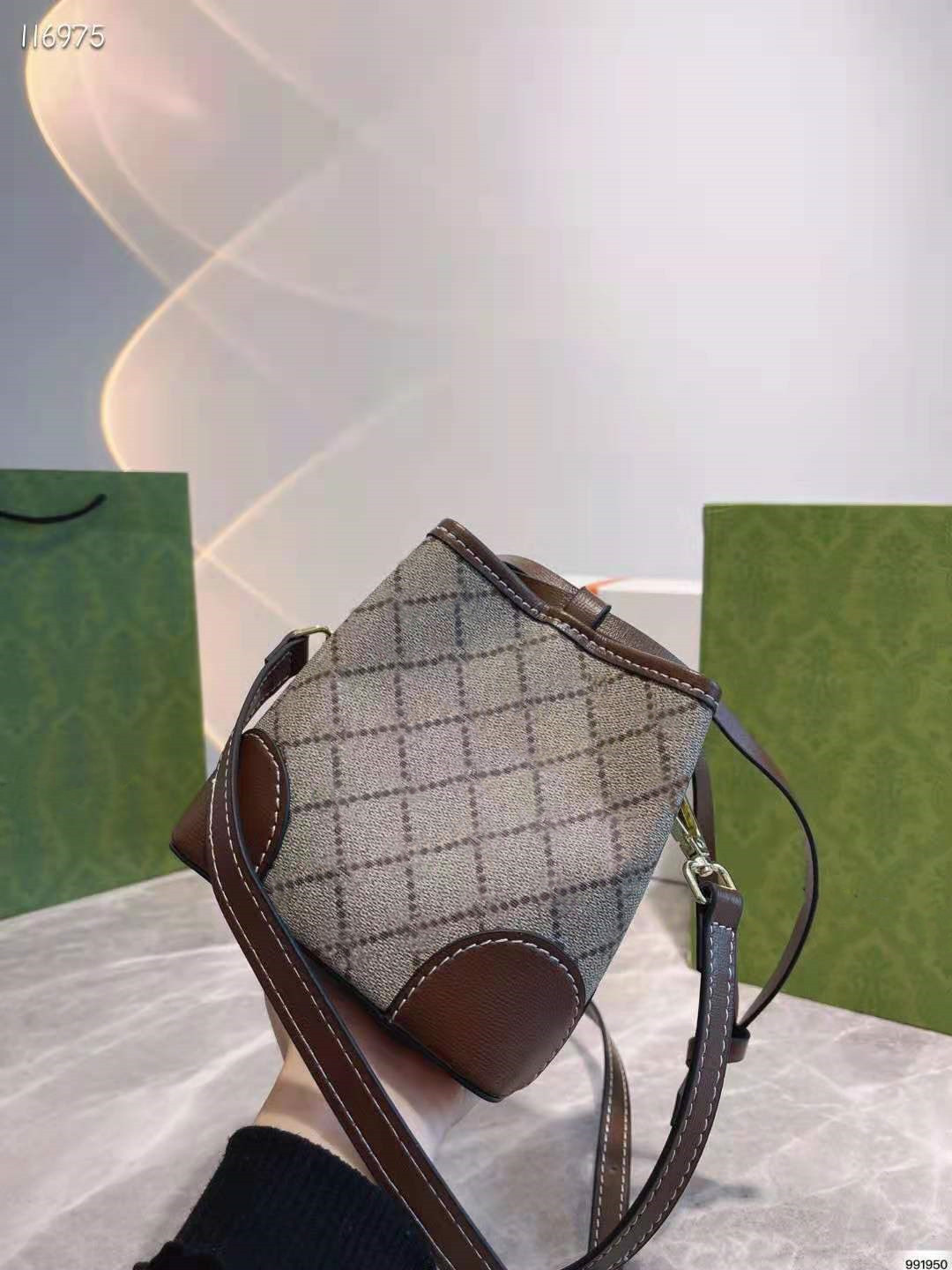 

2021 women's drawstring Mini Bucket Bag Size: 14cm