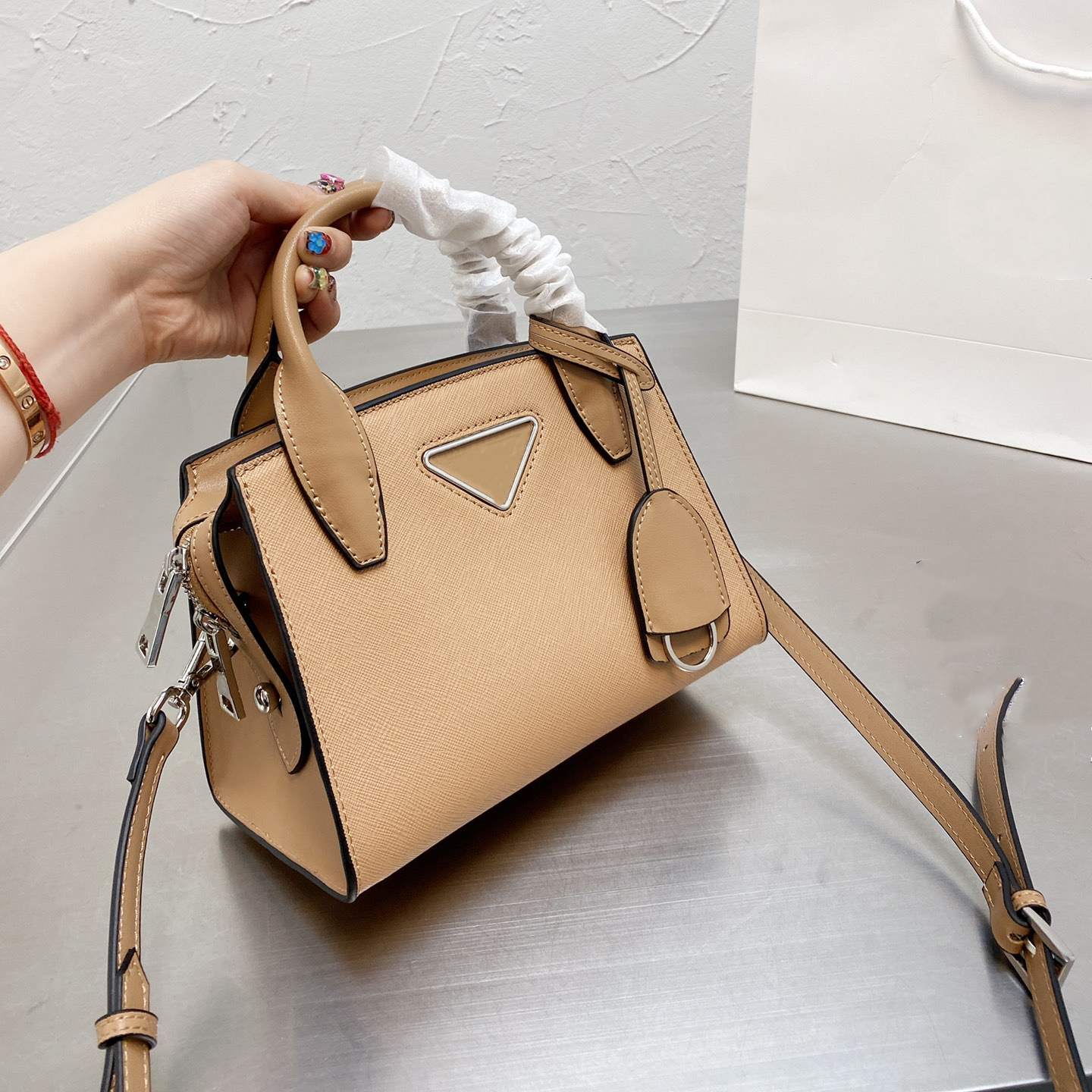 Sac Messenger en cuir d'Apricot pour femmes Mesdames Sac à main Portable à la mode simple de grande capacité
